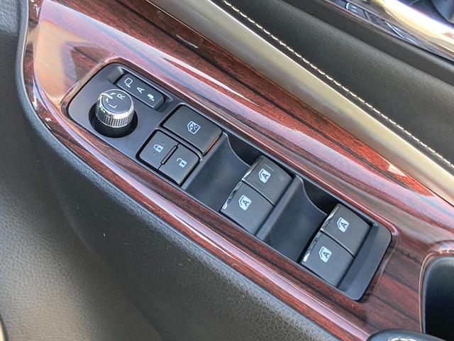 ハリアー プレミアム　禁煙車　純正ナビ　フロント・バックカメラ　ハーフレザーシート　パワーシート　レーダークルーズコントロール　衝突軽減ブレーキ　レーンキープ　パワーバックドア　ＬＥＤヘッドライト　純正１８インチアルミ（25枚目）