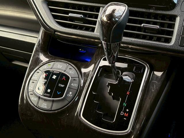 ノア Ｓｉ　モデリスタエアロ　禁煙　純正ナビ　バックカメラ　インテリキー　両側パワースライド　衝突軽減ブレーキ　レーンキープ　クルーズコントロール　ＬＥＤヘッドライト　ＵＳＢポート　ＥＴＣ　純正１６ＡＷ　８人乗り（19枚目）