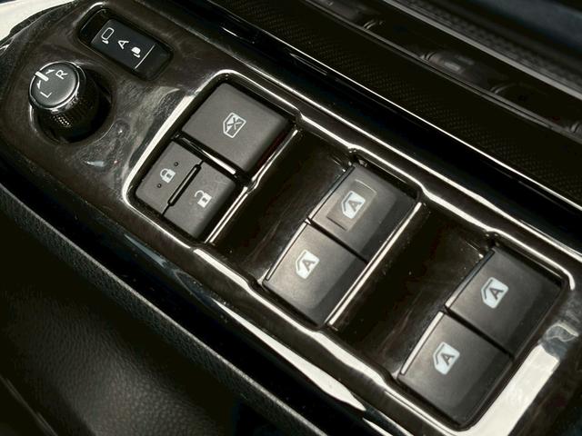 ノア Ｓｉ　モデリスタエアロ　禁煙　純正ナビ　バックカメラ　インテリキー　両側パワースライド　衝突軽減ブレーキ　レーンキープ　クルーズコントロール　ＬＥＤヘッドライト　ＵＳＢポート　ＥＴＣ　純正１６ＡＷ　８人乗り（29枚目）