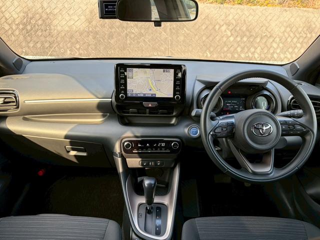 ヤリス ハイブリッドＺ　走行距離９０００キロ！　禁煙車　純正ナビ　全周囲モニター　ドラレコ　レーダークルーズ　衝突軽減　ブラインドスポット　ＬＥＤヘッドライト　前後クリソナ　シートヒーター　ＵＳＢポート　ＥＴＣ　車検整備付（6枚目）