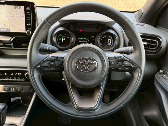 ヤリス ハイブリッドＺ　走行距離９０００キロ！　禁煙車　純正ナビ　全周囲モニター　ドラレコ　レーダークルーズ　衝突軽減　ブラインドスポット　ＬＥＤヘッドライト　前後クリソナ　シートヒーター　ＵＳＢポート　ＥＴＣ　車検整備付（10枚目）