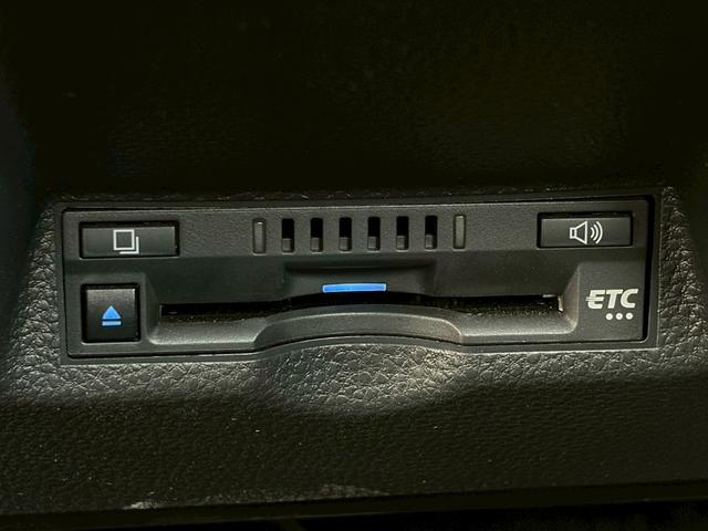 ヤリス ハイブリッドＺ　走行距離９０００キロ！　禁煙車　純正ナビ　全周囲モニター　ドラレコ　レーダークルーズ　衝突軽減　ブラインドスポット　ＬＥＤヘッドライト　前後クリソナ　シートヒーター　ＵＳＢポート　ＥＴＣ　車検整備付（13枚目）