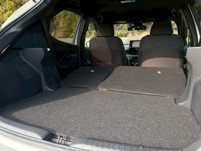 ヤリス ハイブリッドＺ　走行距離９０００キロ！　禁煙車　純正ナビ　全周囲モニター　ドラレコ　レーダークルーズ　衝突軽減　ブラインドスポット　ＬＥＤヘッドライト　前後クリソナ　シートヒーター　ＵＳＢポート　ＥＴＣ　車検整備付（19枚目）