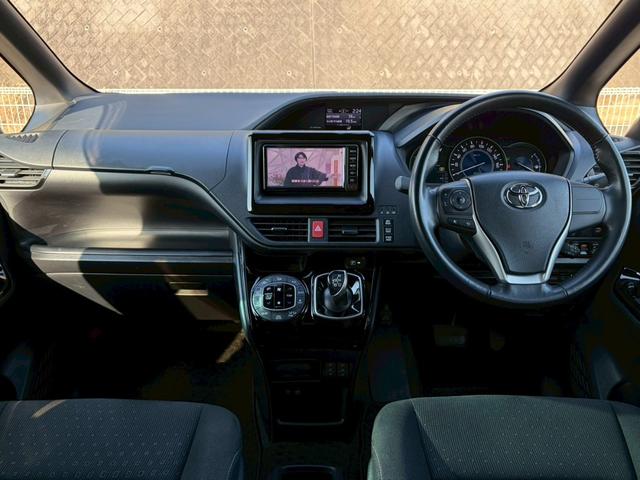 ヴォクシー ハイブリッドＶ　禁煙　両側パワースライドドア　セーフティセンス　純正ナビ　バックカメラ　地デジ　前席シートヒーター　クルーズコントロール　純正１５インチアルミ　スマートキー　ＥＴＣ　Ｂｌｕｅｔｏｏｔｈ接続　保証１年付（6枚目）