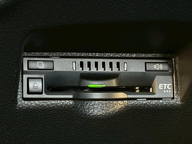 プリウス Aプレミアム ツーリングセレクション 禁煙車 純正9型ナビ バックカメラ 前後ドラレコ 黒革シート 前席シート冷暖 パーキングアシスト レーダークルーズ ヘッドアップディスプレイ LEDヘッドライト ETC 純正17インチAW 車検整備付(13枚目)