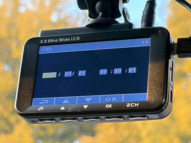 プリウス Aプレミアム ツーリングセレクション 禁煙車 純正9型ナビ バックカメラ 前後ドラレコ 黒革シート 前席シート冷暖 パーキングアシスト レーダークルーズ ヘッドアップディスプレイ LEDヘッドライト ETC 純正17インチAW 車検整備付(14枚目)