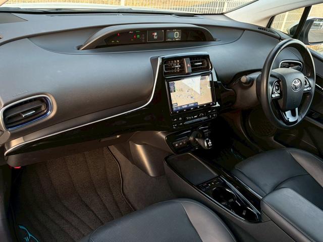 プリウス Aプレミアム ツーリングセレクション 禁煙車 純正9型ナビ バックカメラ 前後ドラレコ 黒革シート 前席シート冷暖 パーキングアシスト レーダークルーズ ヘッドアップディスプレイ LEDヘッドライト ETC 純正17インチAW 車検整備付(37枚目)