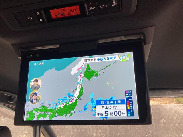 ノア Si ダブルバイビーII 禁煙 純正10インチナビ 後席フリップダウンモニター ハーフレザー 両側電動スライドドア 社外17インチAW 衝突軽減 クルーズコントロール バックカメラ スマートキー ETC 7人乗り 車検整備付(8枚目)