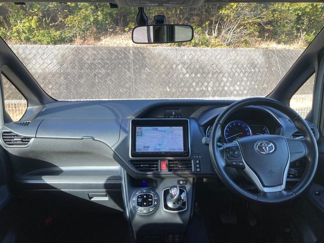 ヴォクシー ハイブリッドV 禁煙 両側パワースライドドア 前席シートヒーター ワイヤレス充電Qi 純正8型ナビ クルーズコントロール バックカメラ フルセグ LEDヘッドライト 純正15インチAW スマートキー ETC 7人乗り(5枚目)