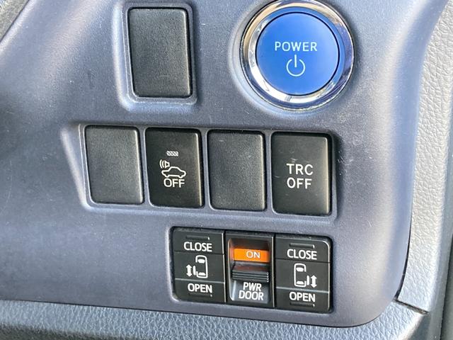 ヴォクシー ハイブリッドV 禁煙 両側パワースライドドア 前席シートヒーター ワイヤレス充電Qi 純正8型ナビ クルーズコントロール バックカメラ フルセグ LEDヘッドライト 純正15インチAW スマートキー ETC 7人乗り(6枚目)