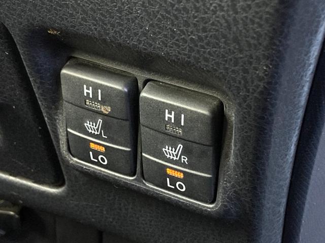 ヴォクシー ハイブリッドV 禁煙 両側パワースライドドア 前席シートヒーター ワイヤレス充電Qi 純正8型ナビ クルーズコントロール バックカメラ フルセグ LEDヘッドライト 純正15インチAW スマートキー ETC 7人乗り(8枚目)