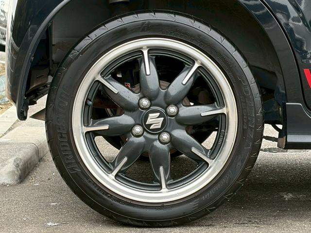 アルトターボＲＳ ベースグレード　禁煙車　社外ナビ　バックカメラ　ドラレコ　ＥＴＣ　シートヒーター　衝突軽減ブレーキ　純正１５インチアルミ　インテリキー　フルセグ　ＨＩＤヘッドライト　パドルシフト　Ｂｌｕｅｔｏｏｔｈ接続可　車検整備付（47枚目）