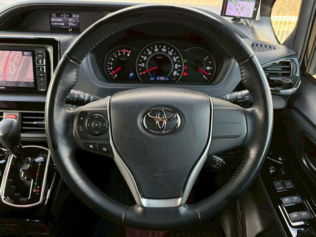 ヴォクシー ＺＳ　禁煙　社外ナビ　フルセグＴＶ　フリップダウンモニター　バックカメラ　両側パワースライド　ＤＶＤ再生　前後ドラレコ　社外１７インチＡＷ　衝突軽減ブレーキ　ＬＥＤ　ＥＴＣ　クルーズコントロール　ＵＳＢ接続（10枚目）