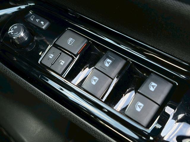 ヴォクシー ＺＳ　禁煙　社外ナビ　フルセグＴＶ　フリップダウンモニター　バックカメラ　両側パワースライド　ＤＶＤ再生　前後ドラレコ　社外１７インチＡＷ　衝突軽減ブレーキ　ＬＥＤ　ＥＴＣ　クルーズコントロール　ＵＳＢ接続（33枚目）