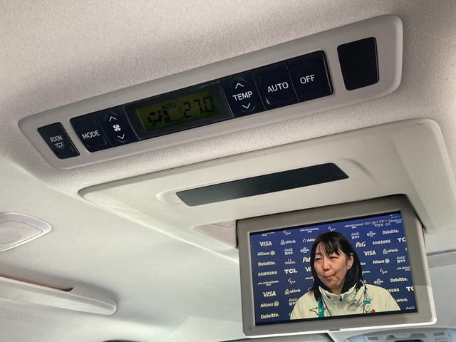 ヴェルファイア ２．４Ｚ　ゴールデンアイズ　禁煙　全周囲カメラ　後席フリップダウンモニター　社外マフラー　黒ハーフレザー　両側パワースライドドア　純正ナビ　フルセグ　純正１８インチアルミ　前後クリソナ　ＥＴＣ　ＵＳＢポート　エアロ　車検整備付（8枚目）