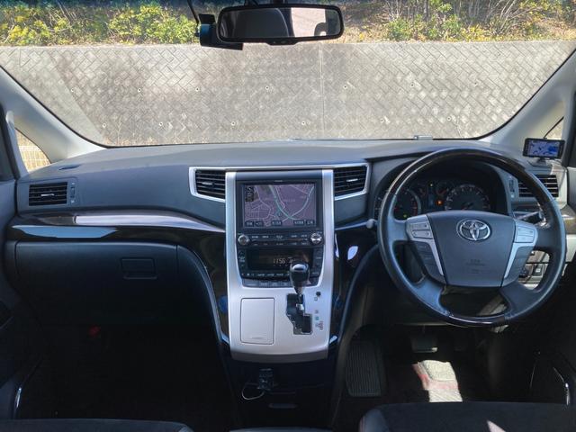 ヴェルファイア ２．４Ｚ　ゴールデンアイズ　禁煙　全周囲カメラ　後席フリップダウンモニター　社外マフラー　黒ハーフレザー　両側パワースライドドア　純正ナビ　フルセグ　純正１８インチアルミ　前後クリソナ　ＥＴＣ　ＵＳＢポート　エアロ　車検整備付（9枚目）