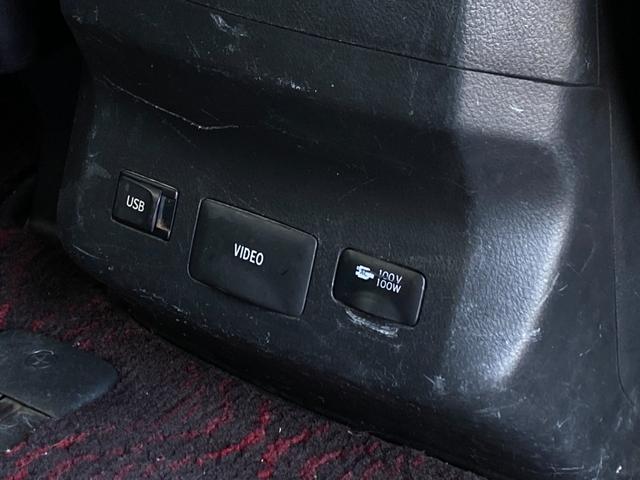 ヴェルファイア ２．４Ｚ　ゴールデンアイズ　禁煙　全周囲カメラ　後席フリップダウンモニター　社外マフラー　黒ハーフレザー　両側パワースライドドア　純正ナビ　フルセグ　純正１８インチアルミ　前後クリソナ　ＥＴＣ　ＵＳＢポート　エアロ　車検整備付（32枚目）