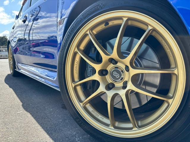 ＷＲＸ ＳＴＩ ＳＴＩ　禁煙　６ＭＴ　ユーザー買取　Ｔベルト交換済み　ＳＴＩフルエアロ　ＳＴＩマフラー　社外ナビ　バックカメラ　ＥＮＫＥＩ１８インチＡＷ　追加ブーストメーター　ブレンボキャリパー　レーダー探知機　法定点検整備（5枚目）