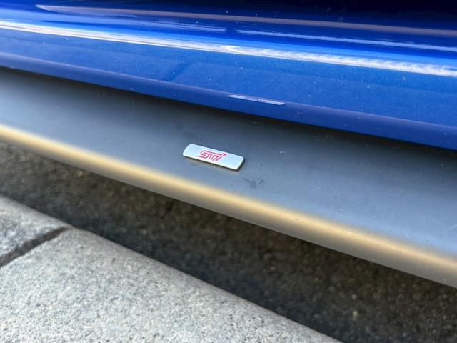 ＷＲＸ ＳＴＩ ＳＴＩ　禁煙　６ＭＴ　ユーザー買取　Ｔベルト交換済み　ＳＴＩフルエアロ　ＳＴＩマフラー　社外ナビ　バックカメラ　ＥＮＫＥＩ１８インチＡＷ　追加ブーストメーター　ブレンボキャリパー　レーダー探知機　法定点検整備（33枚目）