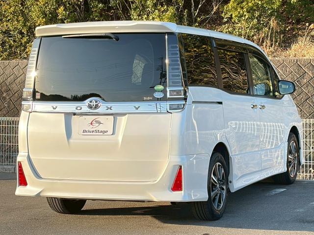 ヴォクシー ＺＳ　煌　禁煙車　純正１０型ナビ　フリップダウンモニター　バックカメラ　フルセグＴＶ　両側パワースライド　クルーズコントロール　Ｂｌｕｅｔｏｏｔｈ接続　ＥＴＣ２．０　衝突軽減ブレーキ　レーンキープ　純正１６ＡＷ（7枚目）
