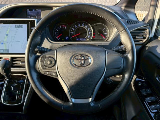 ヴォクシー ＺＳ　煌　禁煙車　純正１０型ナビ　フリップダウンモニター　バックカメラ　フルセグＴＶ　両側パワースライド　クルーズコントロール　Ｂｌｕｅｔｏｏｔｈ接続　ＥＴＣ２．０　衝突軽減ブレーキ　レーンキープ　純正１６ＡＷ（9枚目）