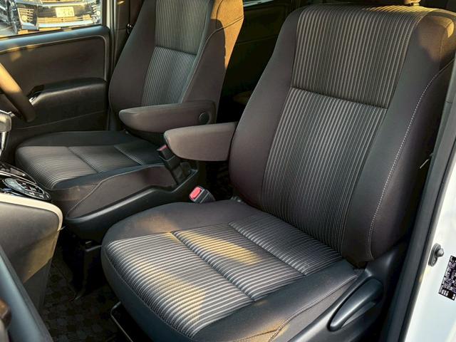 ヴォクシー ＺＳ　煌　禁煙車　純正１０型ナビ　フリップダウンモニター　バックカメラ　フルセグＴＶ　両側パワースライド　クルーズコントロール　Ｂｌｕｅｔｏｏｔｈ接続　ＥＴＣ２．０　衝突軽減ブレーキ　レーンキープ　純正１６ＡＷ（38枚目）