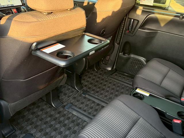 ヴォクシー ＺＳ　煌　禁煙車　純正１０型ナビ　フリップダウンモニター　バックカメラ　フルセグＴＶ　両側パワースライド　クルーズコントロール　Ｂｌｕｅｔｏｏｔｈ接続　ＥＴＣ２．０　衝突軽減ブレーキ　レーンキープ　純正１６ＡＷ（39枚目）
