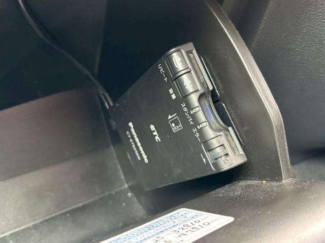 プリウス E ユーザー買取 禁煙 社外9インチSDナビ バックカメラ フルセグTV ETC LEDヘッドライト Bluetooth接続 HDMI接続 プッシュスタート カーテン・サイドエアバック オートライト(27枚目)