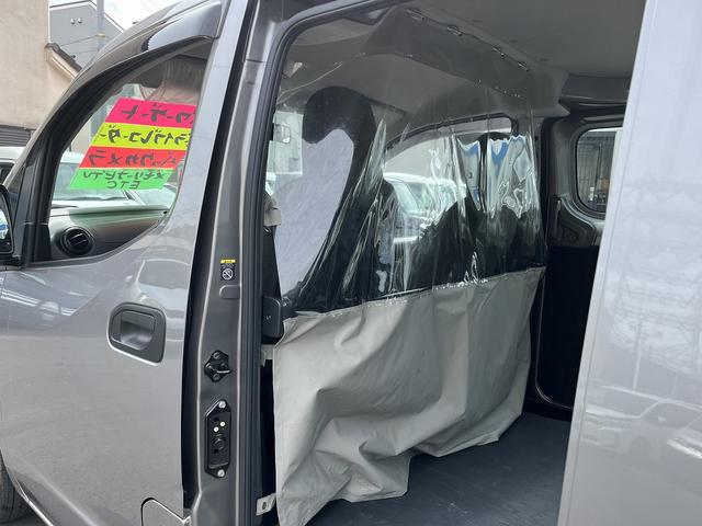 ＮＶ２００バネットバン リフター付バン　アーム式パワーゲート　昇降能力３５０ｋｇ　低床　２名　４速ＡＴ　メモリーナビフルセグＴＶ　ＣＤ再生　Ｂｌｕｅｔｏｏｔｈ接続　バックカメラ　ＥＴＣ　ドライブレコーダー　キーレス　電動ミラー　フル装備（26枚目）