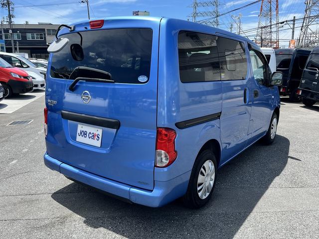 ＮＶ２００バネットバン チェアキャブ車いす１名　福祉車両　車いす１名　定員７名　スローパ―　オートサイドステップ　４ＡＴ　リヤガラス小窓　キーレス　ＡＭ／ＦＭラジオ　パワーウィンドウ　パワステ　プライバシーガラス（12枚目）