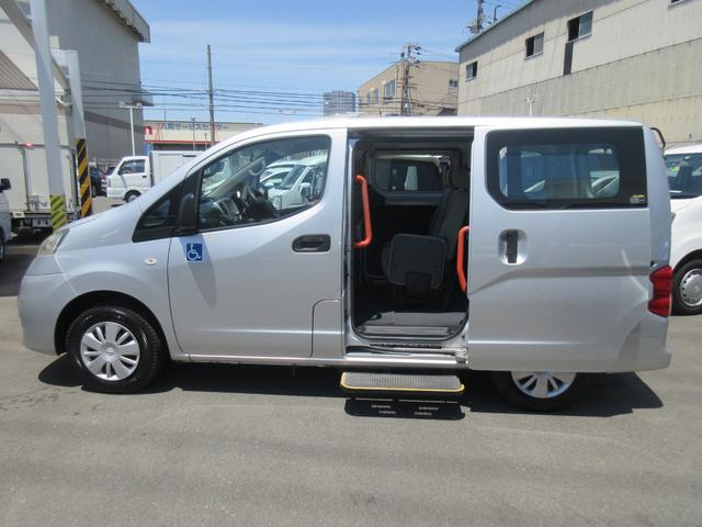 ＮＶ２００バネットワゴン チェアキャブ　車いす１名　ワンオーナー　福祉車両　スロープ　車いす１名　電動固定装置　オートステップ　メモリーナビＴＶ　バックカメラ　ＣＤ再生　キーレス　電動ミラー（10枚目）