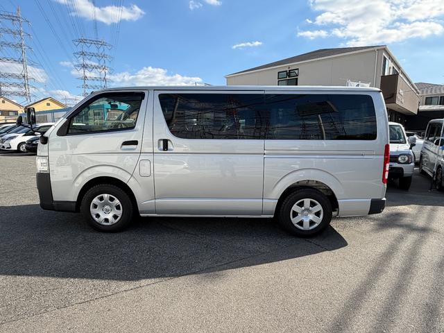 ハイエースバン ロングDX 5ドア 低床 5人乗り 積載量1250kg ナビ テレビ バックETC ドアバイザー プライバシーガラス ABS カメラ バックカメラ両側スライドドア小窓付き キーレス パワーウィンドウ(3枚目)