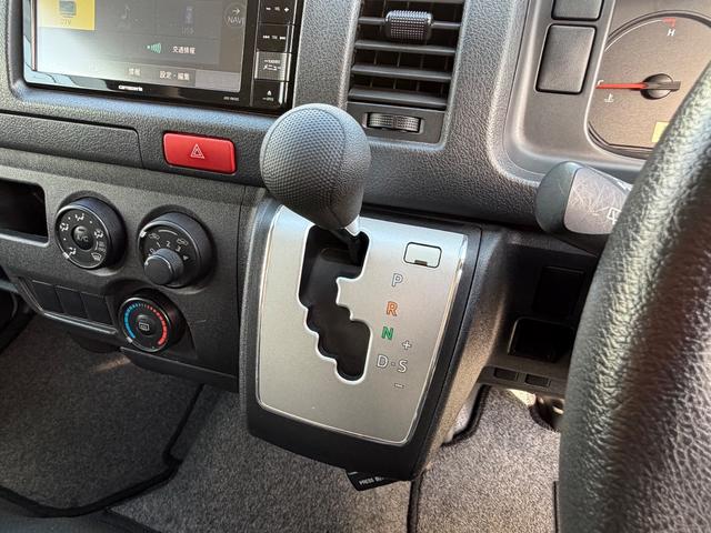 ハイエースバン ロングDX 5ドア 低床 5人乗り 積載量1250kg ナビ テレビ バックETC ドアバイザー プライバシーガラス ABS カメラ バックカメラ両側スライドドア小窓付き キーレス パワーウィンドウ(14枚目)