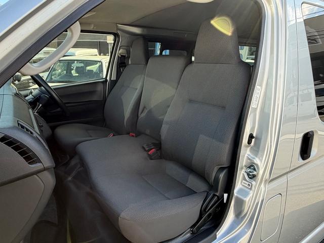 ハイエースバン ロングDX 5ドア 低床 5人乗り 積載量1250kg ナビ テレビ バックETC ドアバイザー プライバシーガラス ABS カメラ バックカメラ両側スライドドア小窓付き キーレス パワーウィンドウ(17枚目)