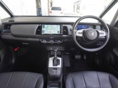 視界広々で非常に運転しやすくロングドライブでも疲れを感じさせないすっきりとまとまったインパネ周りです。 7