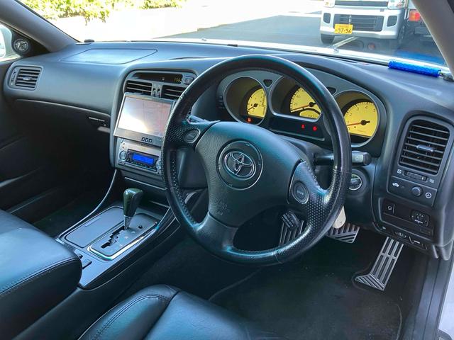 アリスト Ｖ３００ベルテックスエディション　オートクルーズコントロール　ナビ　アルミホイール　ＨＩＤ　サンルーフ　ＡＴ　シートヒーター　盗難防止システム　ＣＤ　ＤＶＤ再生　衝突安全ボディ　ＡＢＳ　エアコン　パワーステアリング　パワーウィンドウ（2枚目）