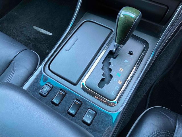 アリスト Ｖ３００ベルテックスエディション　オートクルーズコントロール　ナビ　アルミホイール　ＨＩＤ　サンルーフ　ＡＴ　シートヒーター　盗難防止システム　ＣＤ　ＤＶＤ再生　衝突安全ボディ　ＡＢＳ　エアコン　パワーステアリング　パワーウィンドウ（5枚目）