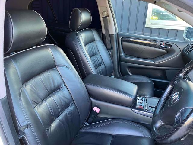 アリスト Ｖ３００ベルテックスエディション　オートクルーズコントロール　ナビ　アルミホイール　ＨＩＤ　サンルーフ　ＡＴ　シートヒーター　盗難防止システム　ＣＤ　ＤＶＤ再生　衝突安全ボディ　ＡＢＳ　エアコン　パワーステアリング　パワーウィンドウ（6枚目）