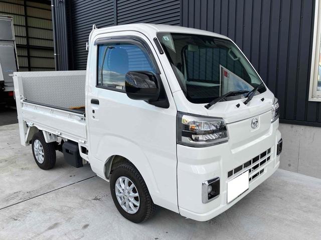 ハイゼットトラック 垂直式テールリフト３方開　４ＷＤ　軽トラック　ＭＴ　衝突被害軽減システム　クリアランスソナー　スマートキー　アイドリングストップ　電動格納ミラー　アルミホイール　ＥＳＣ　エアコン　パワーウィンドウ　運転席エアバッグ（4枚目）