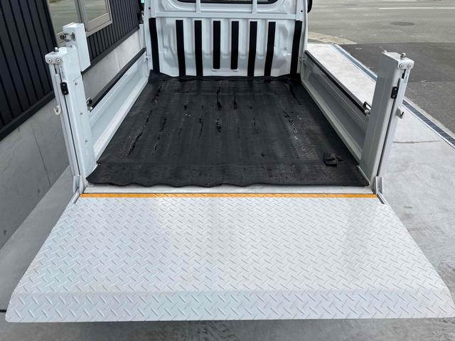 ハイゼットトラック 垂直式テールリフト３方開　４ＷＤ　軽トラック　ＭＴ　衝突被害軽減システム　クリアランスソナー　スマートキー　アイドリングストップ　電動格納ミラー　アルミホイール　ＥＳＣ　エアコン　パワーウィンドウ　運転席エアバッグ（11枚目）