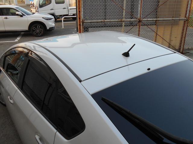 プリウス Ｓツーリングセレクション　カロッツェリアサイバー８型ナビＴＶ　ＬＥＤヘッドライト　ＬＥＤフォグ　黒レザー調シートカバー　純正１７ＡＷ　ビルトインＥＴＣ　バックカメラ　ドラレコ　クルーズコントロール　プッシュスタート　トノカバー（5枚目）