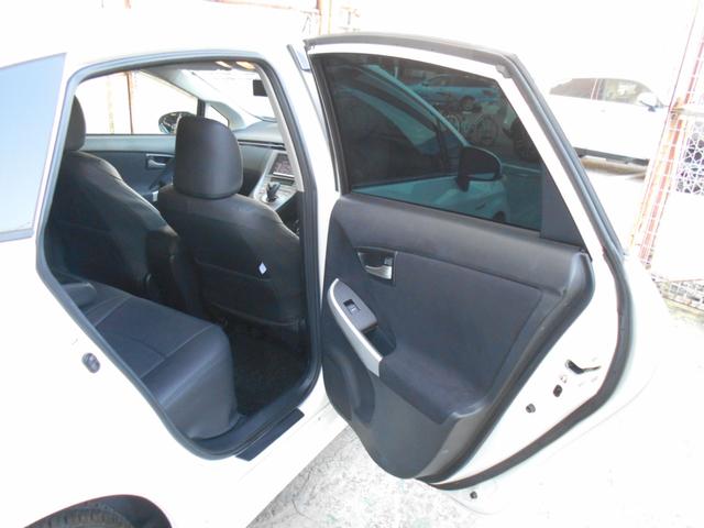 プリウス Ｓツーリングセレクション　カロッツェリアサイバー８型ナビＴＶ　ＬＥＤヘッドライト　ＬＥＤフォグ　黒レザー調シートカバー　純正１７ＡＷ　ビルトインＥＴＣ　バックカメラ　ドラレコ　クルーズコントロール　プッシュスタート　トノカバー（8枚目）