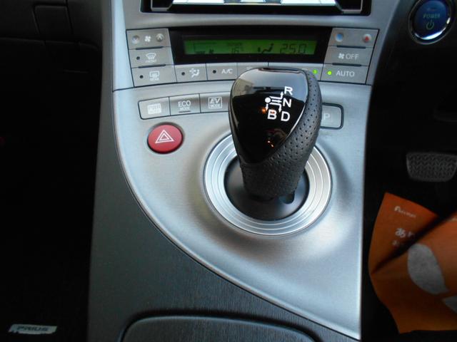 プリウス Ｓツーリングセレクション　カロッツェリアサイバー８型ナビＴＶ　ＬＥＤヘッドライト　ＬＥＤフォグ　黒レザー調シートカバー　純正１７ＡＷ　ビルトインＥＴＣ　バックカメラ　ドラレコ　クルーズコントロール　プッシュスタート　トノカバー（11枚目）