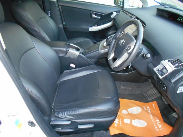 プリウス Ｓツーリングセレクション　カロッツェリアサイバー８型ナビＴＶ　ＬＥＤヘッドライト　ＬＥＤフォグ　黒レザー調シートカバー　純正１７ＡＷ　ビルトインＥＴＣ　バックカメラ　ドラレコ　クルーズコントロール　プッシュスタート　トノカバー（13枚目）