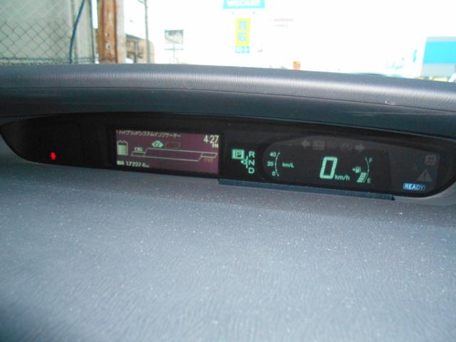プリウス Ｓツーリングセレクション　カロッツェリアサイバー８型ナビＴＶ　ＬＥＤヘッドライト　ＬＥＤフォグ　黒レザー調シートカバー　純正１７ＡＷ　ビルトインＥＴＣ　バックカメラ　ドラレコ　クルーズコントロール　プッシュスタート　トノカバー（16枚目）
