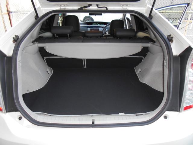 プリウス Ｓツーリングセレクション　カロッツェリアサイバー８型ナビＴＶ　ＬＥＤヘッドライト　ＬＥＤフォグ　黒レザー調シートカバー　純正１７ＡＷ　ビルトインＥＴＣ　バックカメラ　ドラレコ　クルーズコントロール　プッシュスタート　トノカバー（18枚目）