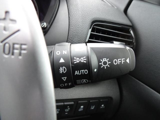 暗くなると自動でヘッドライトが付くオートライト付き