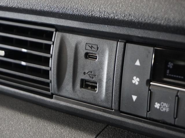 ＵＳＢ接続、スマートフォンの充電等にも便利なＵＳＢチャージャー！使いやすい場所に装備されています。