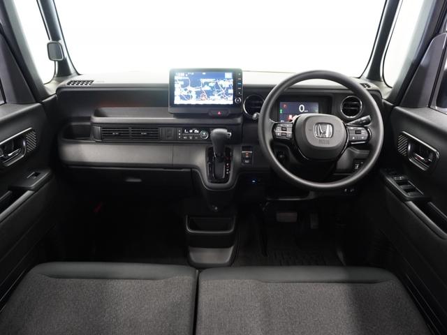 視界広々で運転しやすくロングドライブでも疲れを感じさせないすっきりとまとまったインパネ周りです。