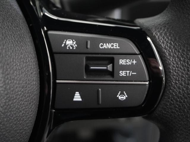 【渋滞追従機能付アダプティブクルーズコントロール】カメラが先行車との車間距離を測定。高速道路の渋滞時に適切な加減速を行い運転者がアクセルやブレーキを操作せずに走行、停車出来るよう支援します。